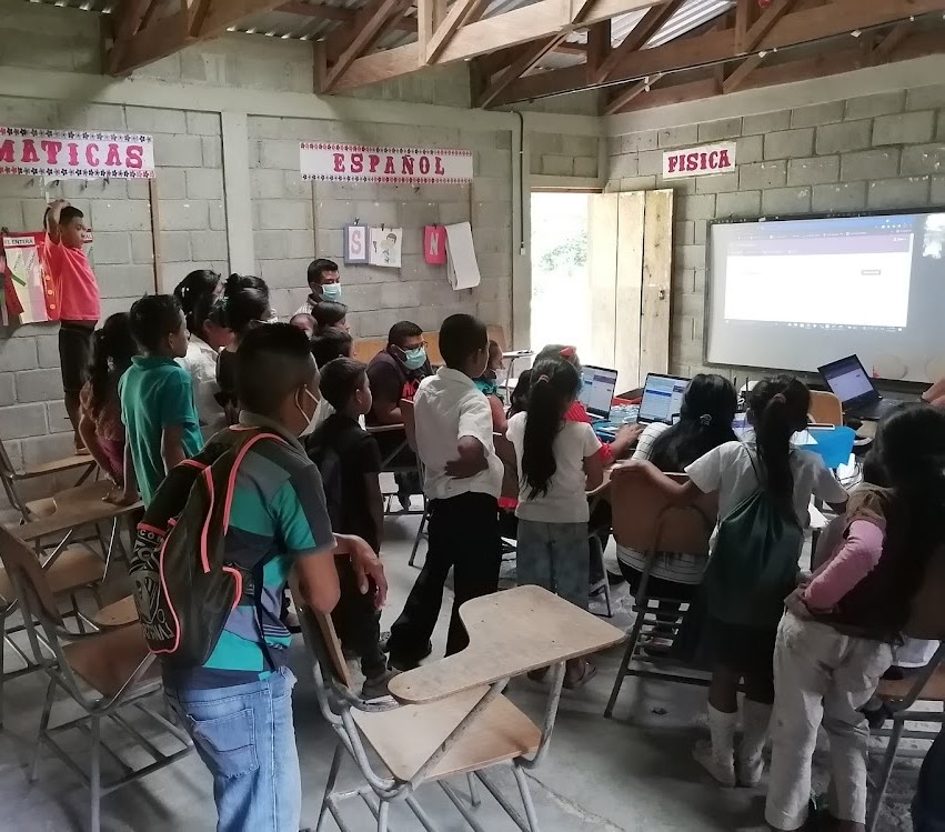 Students and teachers in San Francisco de Opalaca interacting with Kolibri for the first time.