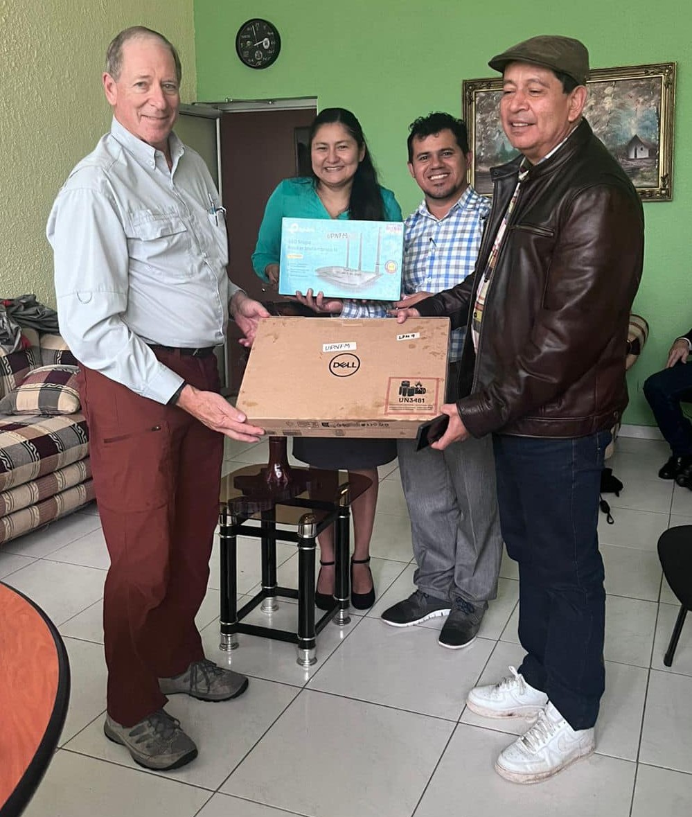 The Shoulder to Shoulder team donates a Kolibri server to UPNFM. Richard Buten, Minis Ramos, and Edelberto Andino from Shoulder to Shoulder, alongside Ipólito Zúñiga, UPNFM Coordinator.