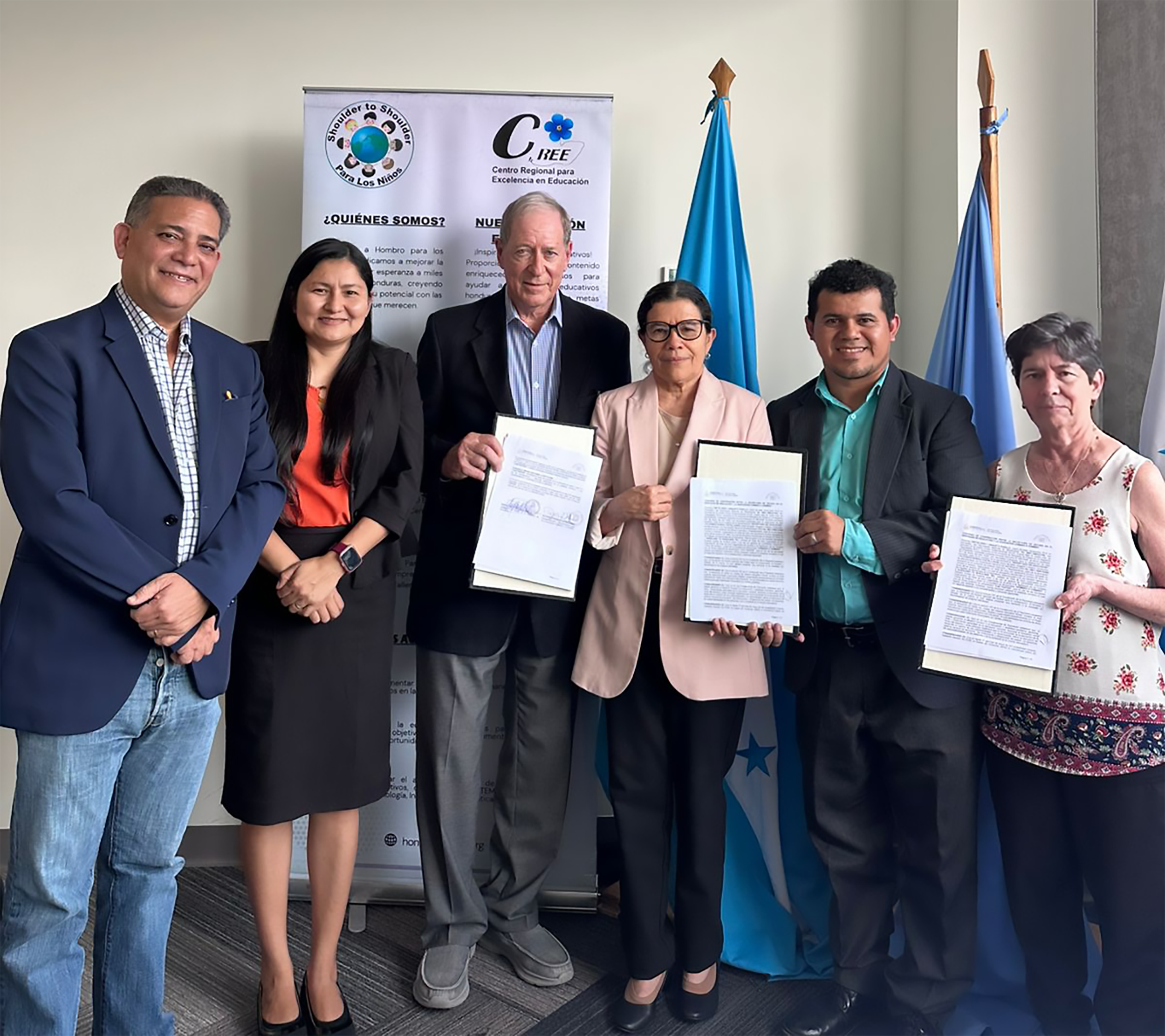 The Shoulder to Shoulder team visited the office of Doris Gutiérrez, PhD, Director of External Cooperation, to complete the signing of the Cooperation Agreement with the Secretariat of Education of Honduras, reaffirming their joint commitment to advancing quality education in rural communities.